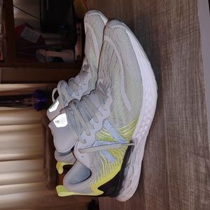New Balance fresh foam running ahoes